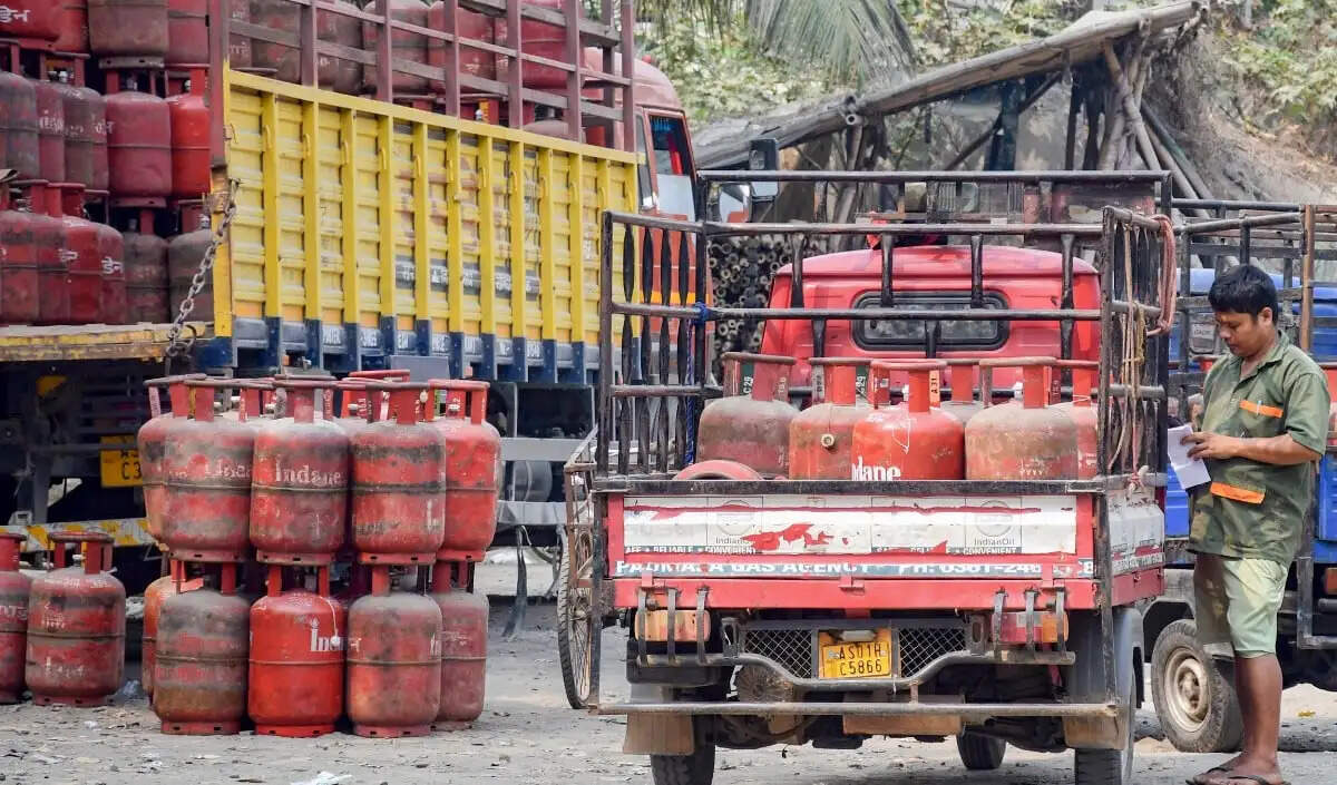 सरकार ने प्रवासी मज़दूरों के लिए 5kg LPG सिलेंडरों की आपूर्ति बढ़ाई