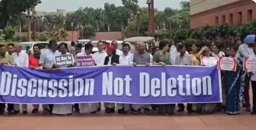बिहार में SIR पर चर्चा की मांग, विपक्ष ने किया विरोध प्रदर्शन
