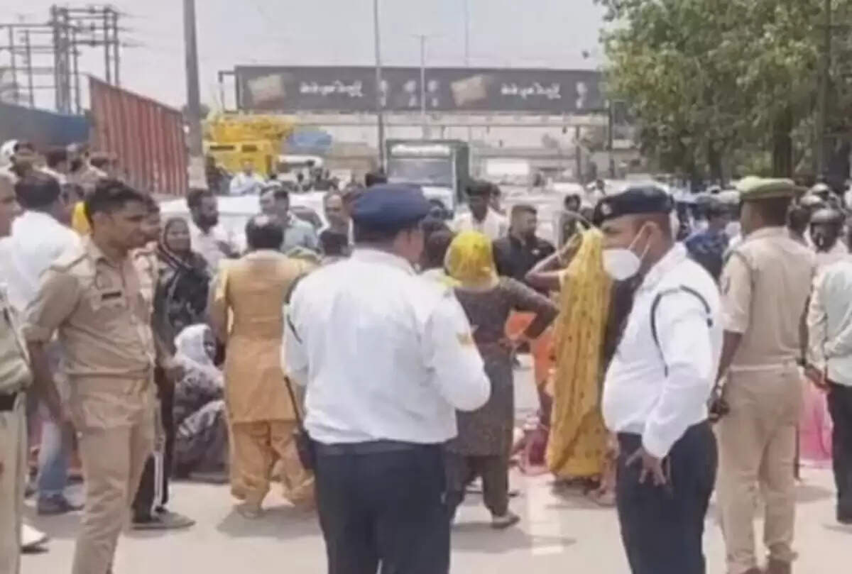 गाजियाबाद में बिजली कटौती पर लोगों का प्रदर्शन, जीटी रोड पर जाम