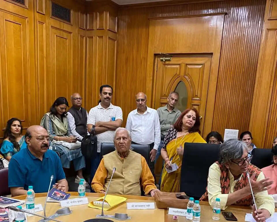 कवि लक्ष्मी शंकर वाजपेयी के कविता संग्रह 'कवि के मन से' का भव्य लोकार्पण