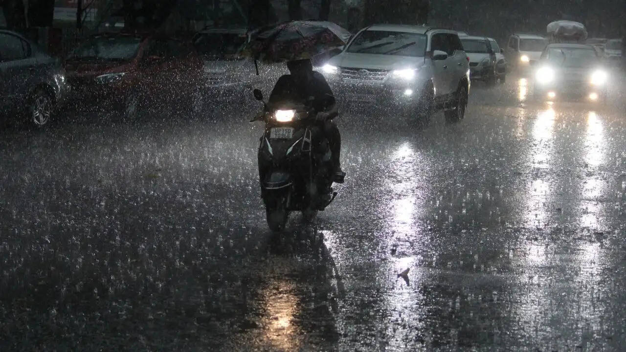 भारत में मौसम में बदलाव: कई राज्यों में बारिश और आंधी की चेतावनी