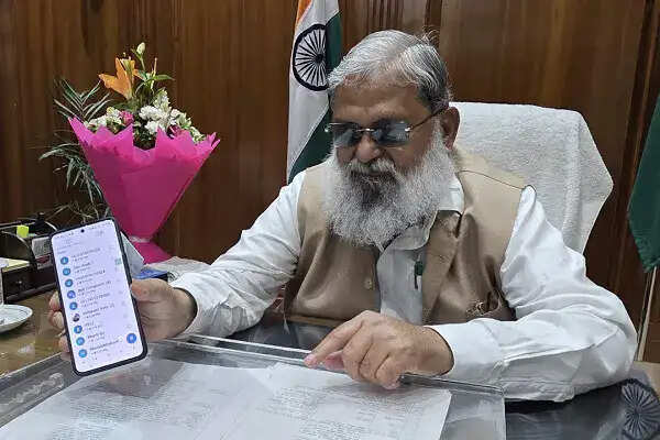 अनिल विज ने बिजली शिकायत कॉल सेंटर का किया निरीक्षण, उपभोक्ता बनकर दर्ज कराई शिकायत