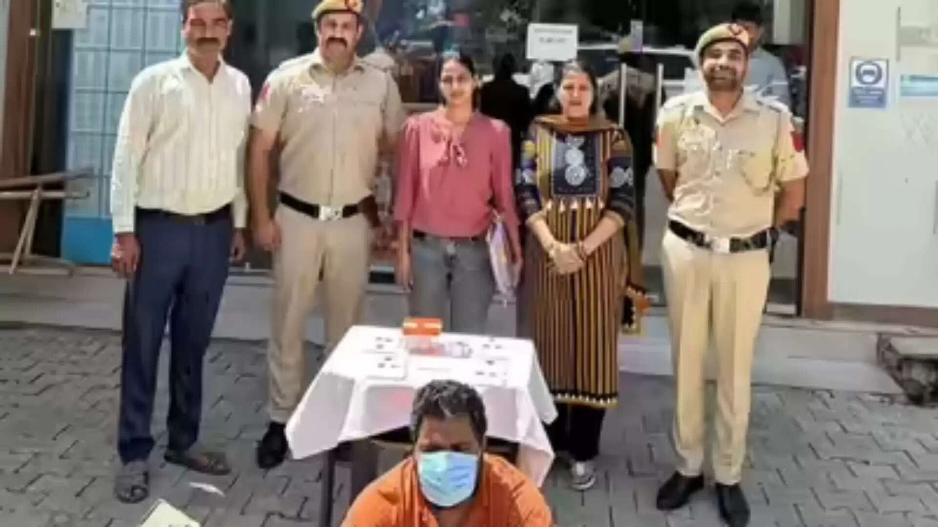 दिल्ली में हनी ट्रैप के मास्टरमाइंड की गिरफ्तारी, 500 महिलाओं से ठगी का खुलासा