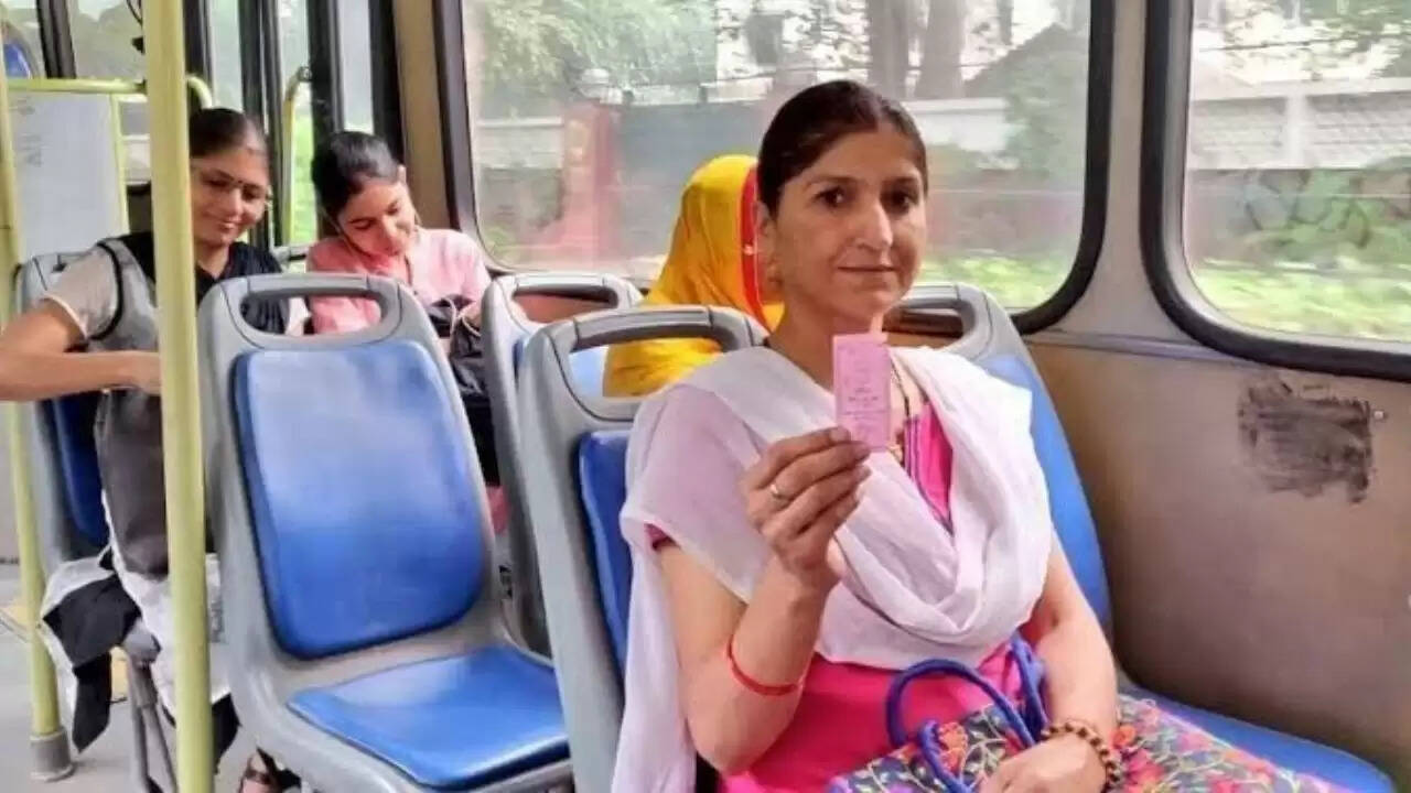 दिल्ली में महिलाओं के लिए मुफ्त बस यात्रा में बदलाव: पिंक सहेली स्मार्ट कार्ड की शुरुआत