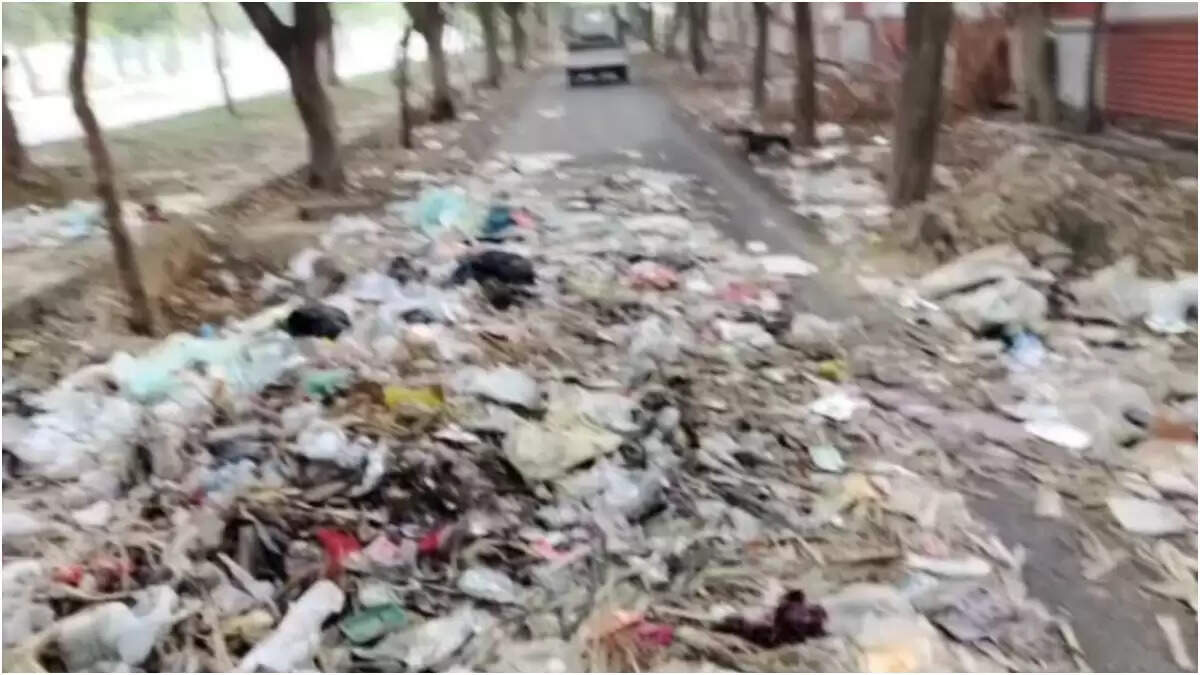 ग्रेटर नोएडा में खुले में कूड़ा फेंकने पर सख्त कार्रवाई