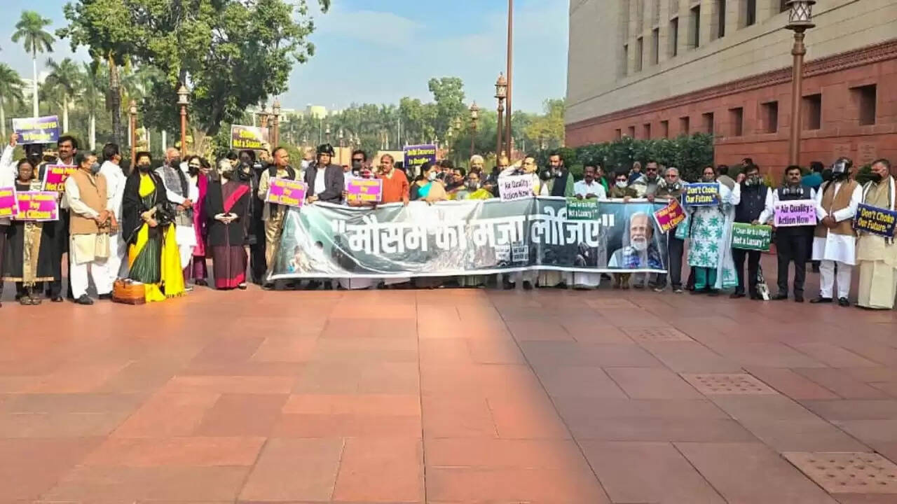 दिल्ली में प्रदूषण पर विपक्ष का जोरदार प्रदर्शन: क्या सरकार उठाएगी कदम?