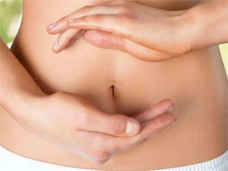 चेहरे की चमक बढ़ाने के लिए नाभि में लगाने वाले घरेलू नुस्खे