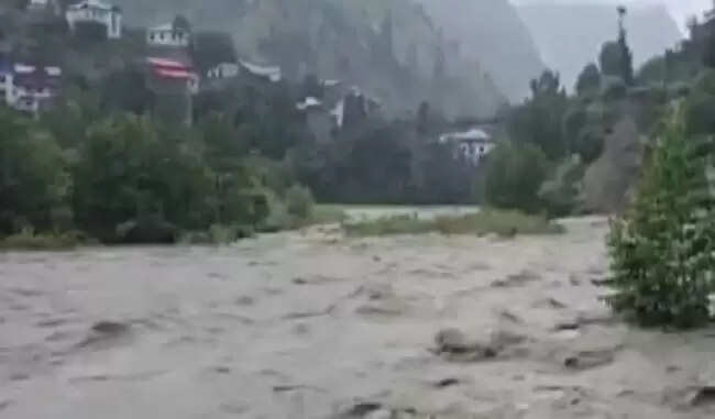 जम्मू-कश्मीर में बादल फटने से भारी तबाही, कई घर क्षतिग्रस्त