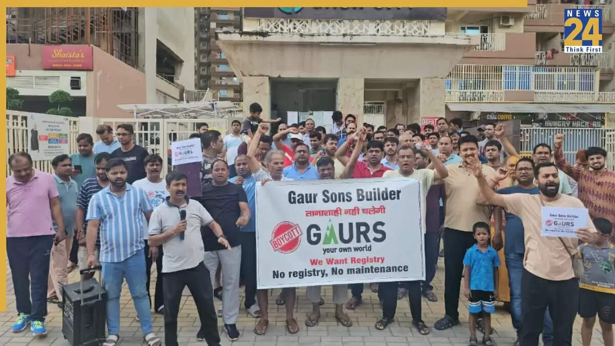 ग्रेटर नोएडा में फ्लैट रजिस्ट्री को लेकर खरीदारों का प्रदर्शन