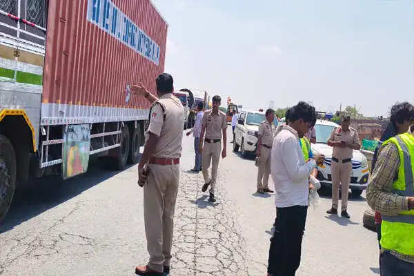 हरियाणा के KMP एक्सप्रेस-वे पर भीषण सड़क हादसा, 5 यूपी पुलिसकर्मियों की मौत