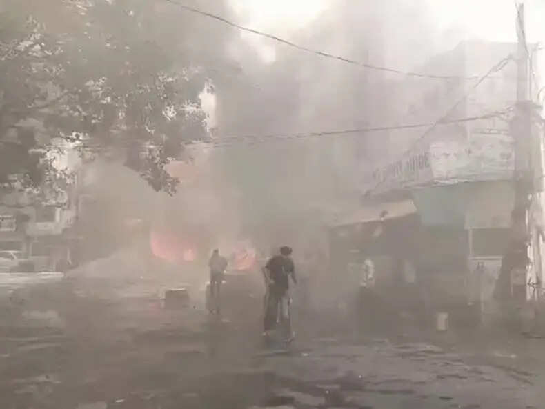 रोहतक में भीषण आग, 10 दुकानों को किया नुकसान, 3 शव बरामद