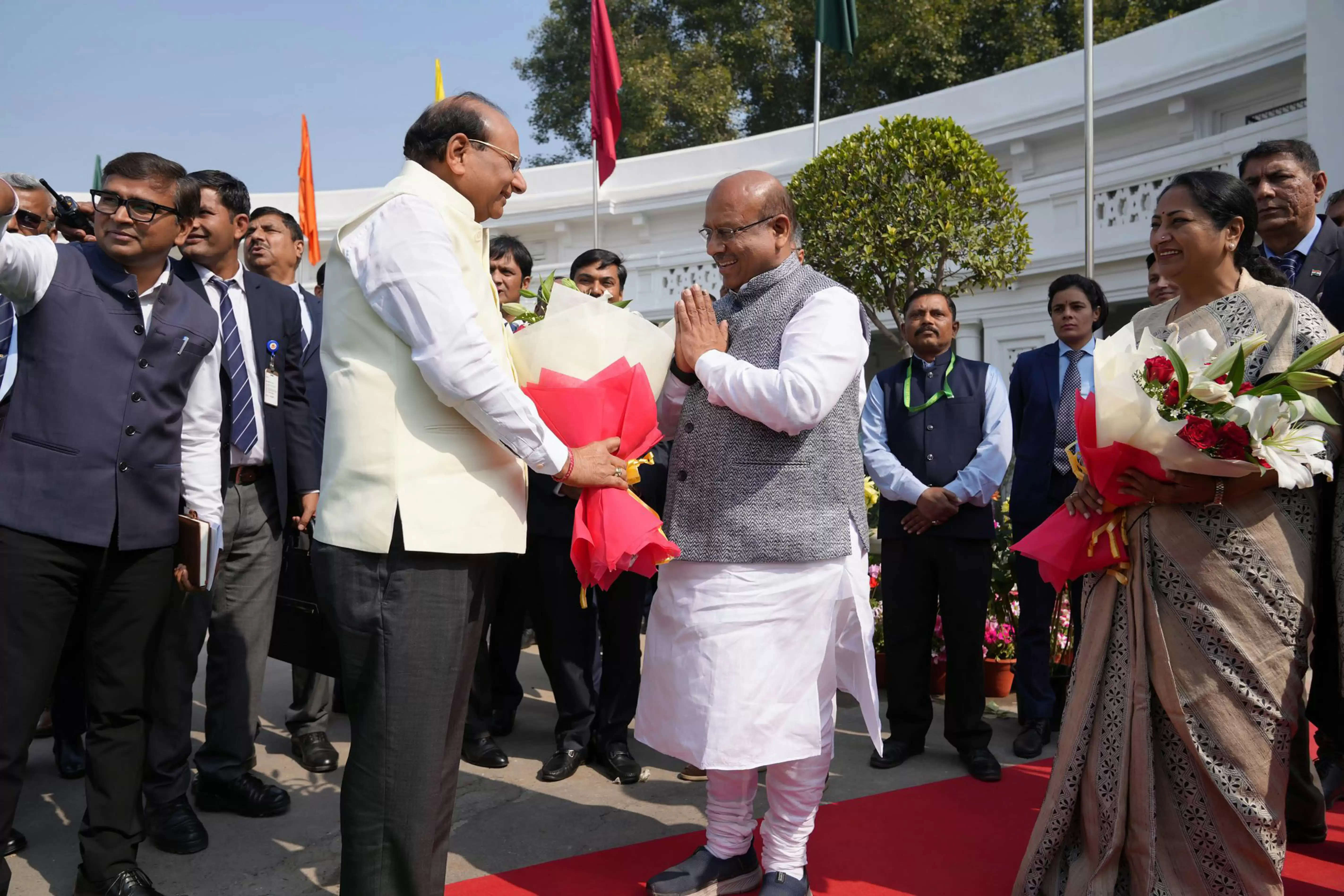 विधानसभा में उपराज्यपाल विनय कुमार सक्सेना का अभिभाषण के लिए पधारने पर विधानसभा अध्यक्ष विजेंद्र गुप्ता ने पुष्पगुच्छ भेंट कर स्वागत किया