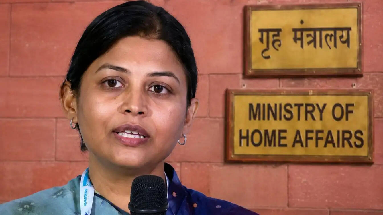 दिल्ली सरकार की आईएएस अधिकारी पद्मा जायसवाल पर भ्रष्टाचार के आरोपों में कार्रवाई