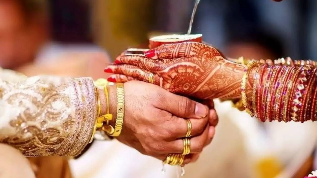 गोंडा में अनोखी शादी: ग्रामीणों ने मोटरसाइकिल पर प्रेमी जोड़े की कराई शादी
