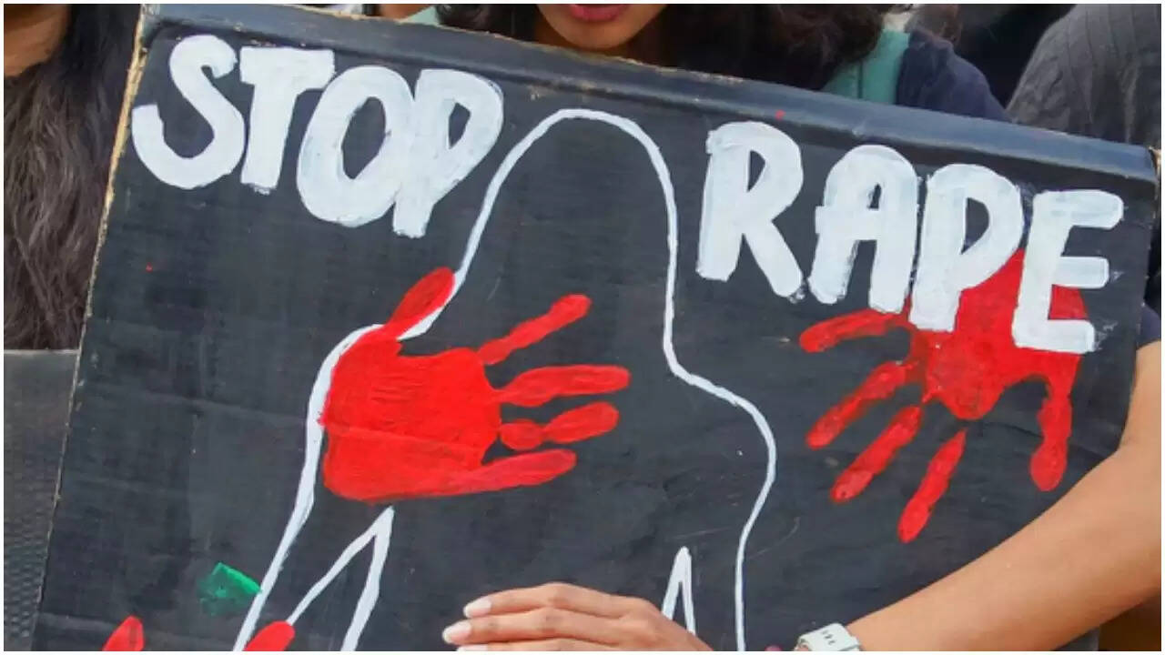 बिहार में नाबालिग लड़की ने पिता के बलात्कार के बाद ट्रेन में दिया बच्चे को जन्म