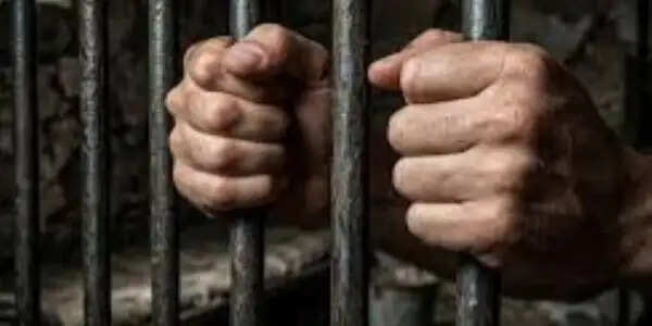 बंगाल सरकार के 19 दिन - दबंगई, अवैध वसूली और धांधली के आरोपों में आला पुलिस अधिकारी सहित टीएमसी के कई नेता पहुंचाये गये सलाखों के पीछे