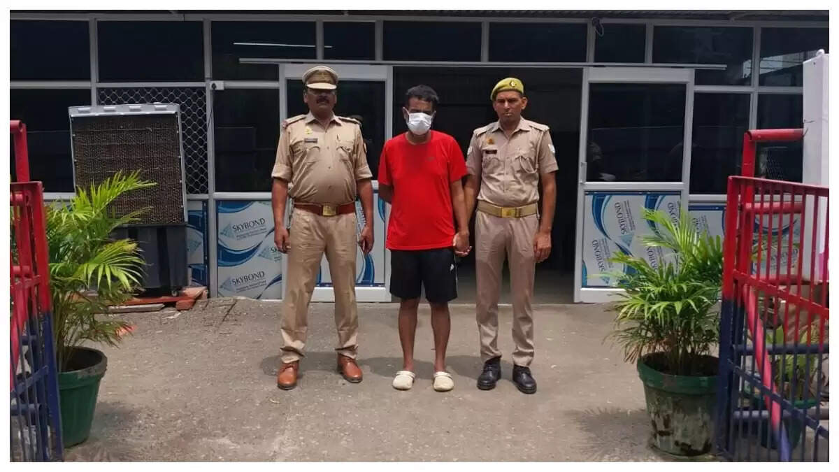 नोएडा में प्रमोशन का झांसा देकर युवती से दुष्कर्म, आरोपी गिरफ्तार