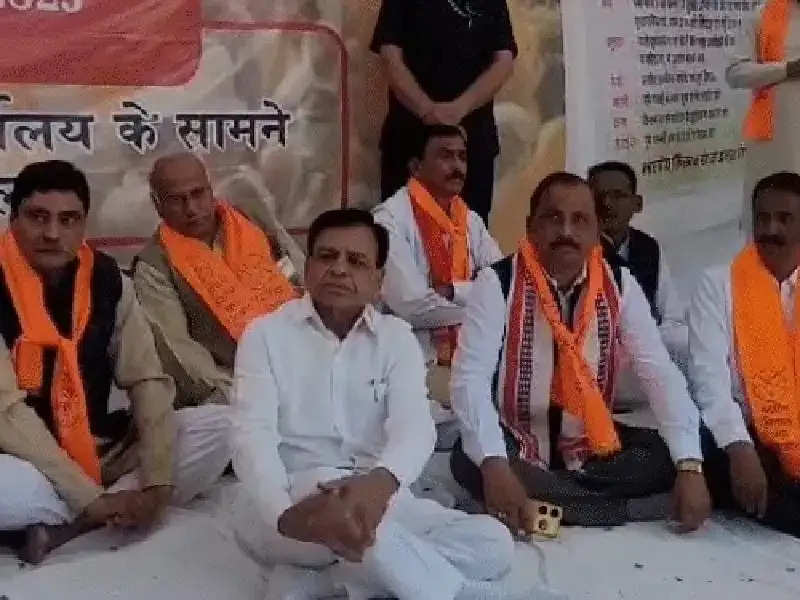 भोपाल : किसानों का धरना-प्रदर्शन खत्‍म, डिप्टी सीएम को सौंपा आवेदनों से भरा झोला, देवड़ा बोले- जल्‍द करेंगे समाधान 