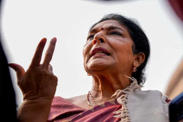 कांग्रेस सांसद रेणुका चौधरी का कुत्ते के साथ संसद में प्रवेश, विवाद बढ़ा