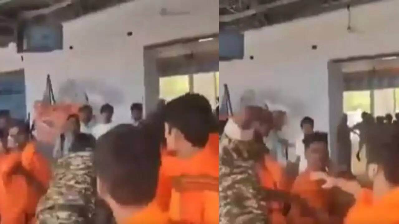 मिर्जापुर रेलवे स्टेशन पर कांवड़ियों द्वारा CRPF जवान की पिटाई का वीडियो वायरल