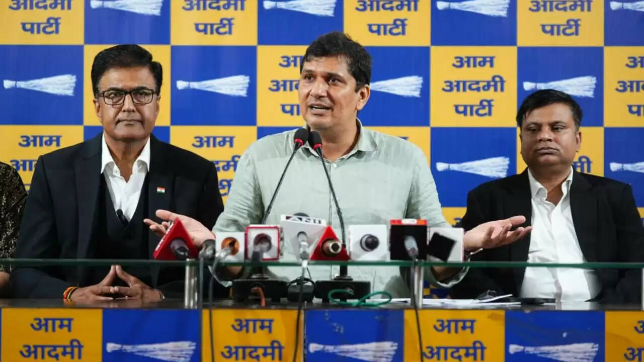 दिल्ली में AAP का उपराज्यपाल की अधिसूचना के खिलाफ जोरदार विरोध