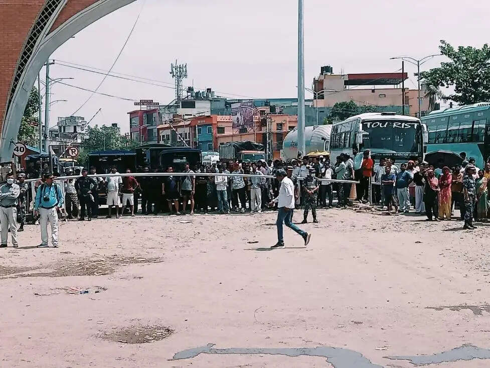 सोनौली में चिप्स की दुकान में भीषण आग, लाखों का नुकसान