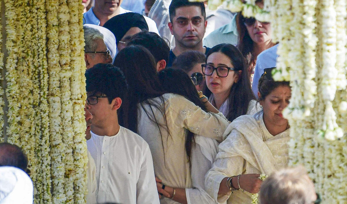 करिश्मा कपूर ने पूर्व पति संजय कपूर के अंतिम संस्कार में बच्चों के साथ दी श्रद्धांजलि