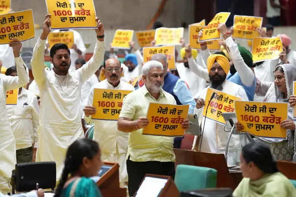 पंजाब विधानसभा में आम आदमी पार्टी का केंद्र सरकार के खिलाफ प्रदर्शन
