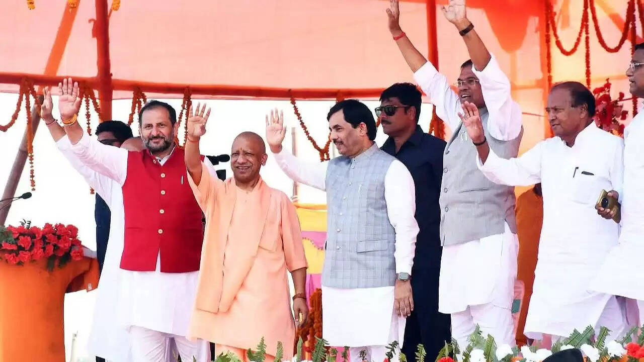 योगी आदित्यनाथ ने बिहार में चुनावी सभा में किया विपक्ष पर हमला