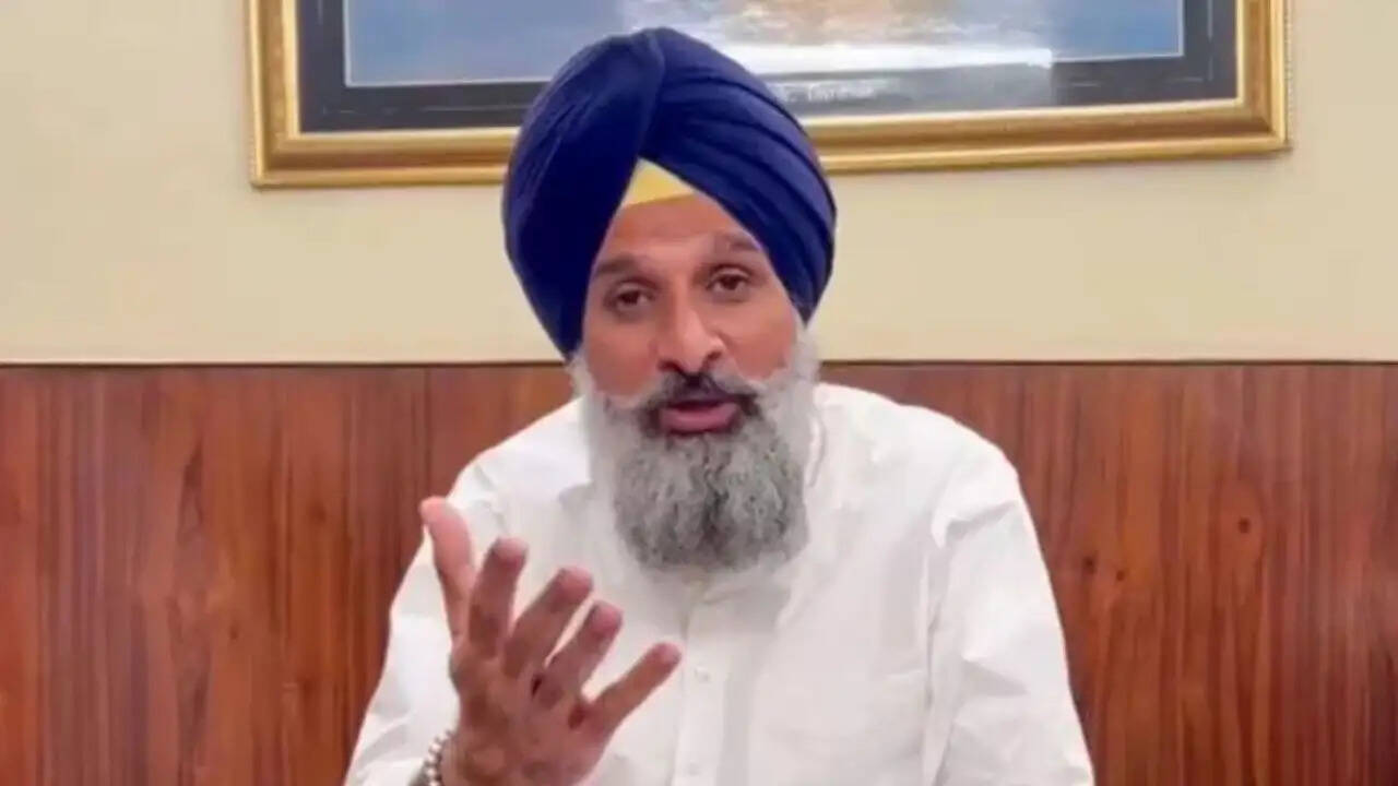 पंजाब की राजनीति में नया विवाद: मजीठिया पर कानूनी नोटिस