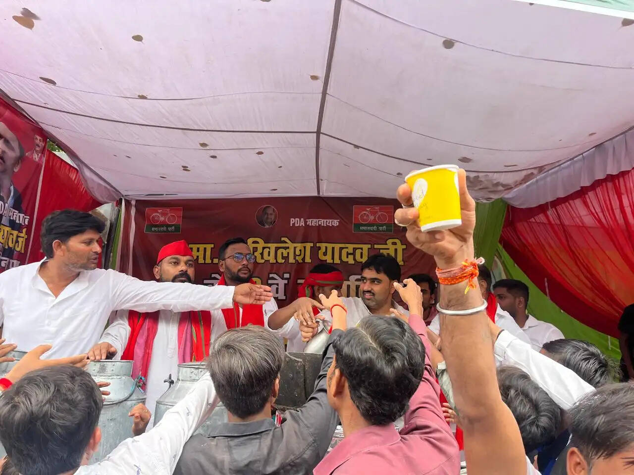 अखिलेश यादव का जन्मदिन: प्रदेशभर में धूमधाम से मनाया गया
