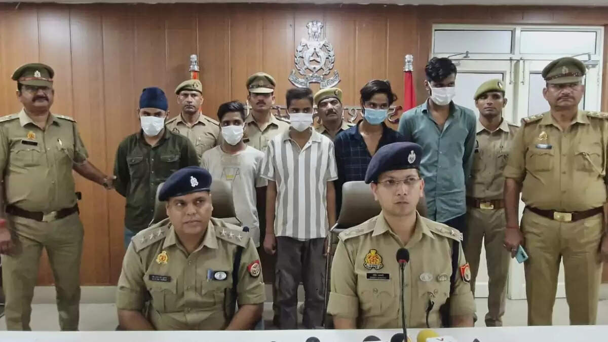 ग्रेटर नोएडा में साइबर अपराधियों का भंडाफोड़: 5 गिरफ्तार