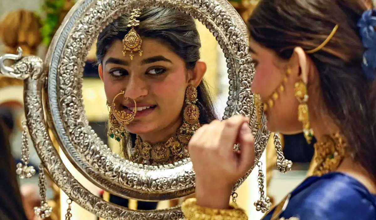 सोने और चांदी पर आयात शुल्क वृद्धि से रत्न उद्योग में चिंता