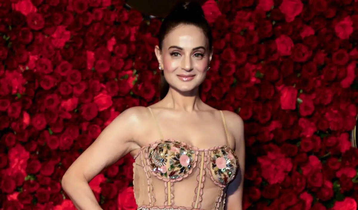 अमीषा पटेल का न्यूयॉर्क से मुंबई का सफर: तनाव और अनिश्चितता का सामना