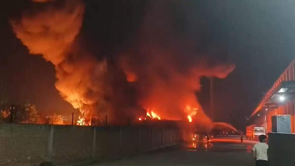 ग्रेटर नोएडा में केमिकल फैक्ट्री में भीषण आग, लाखों का नुकसान