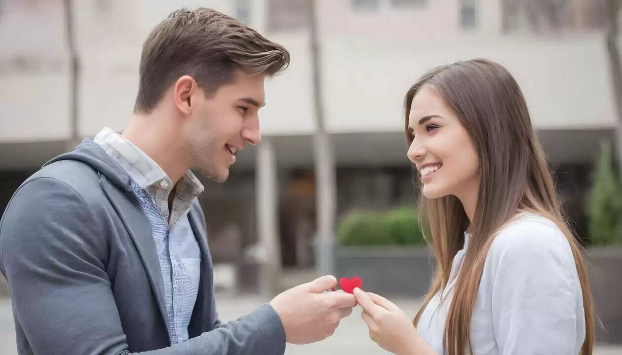 लड़कियों को इम्प्रेस करने के 10 प्रभावी तरीके