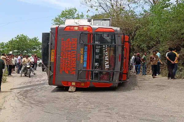 हिमाचल प्रदेश में बस दुर्घटना, 26 यात्री घायल