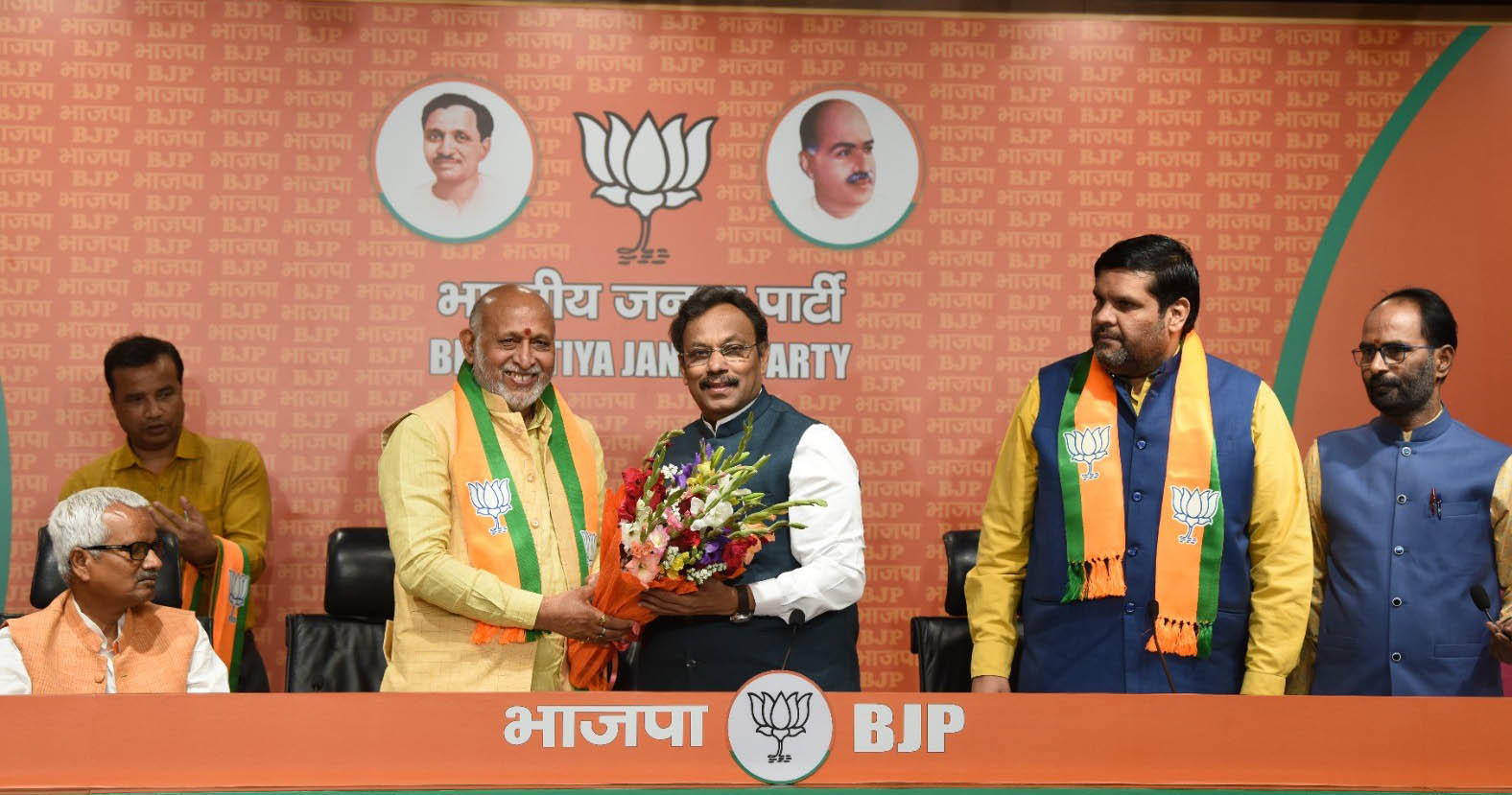 बीजेपी महासचिव विनोद तावड़े की मौजूदगी में कांग्रेस नेता गौरव वल्लभ,अनिल शर्मा और पूर्व राजद नेता उपेंद्र प्रसाद बीजेपी में शामिल हो गए।