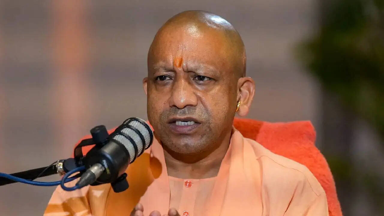 सीएम Yogi Adityanath का सख्त संदेश: फिल्मों में अपराधियों को नायक बनाना है गलत