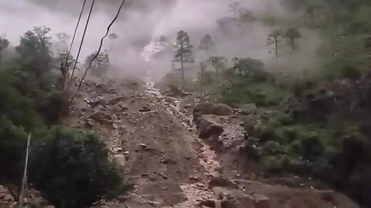 उत्तरकाशी में बादल फटने से मची तबाही: 9 मजदूर लापता, प्रशासन ने जारी की चेतावनी