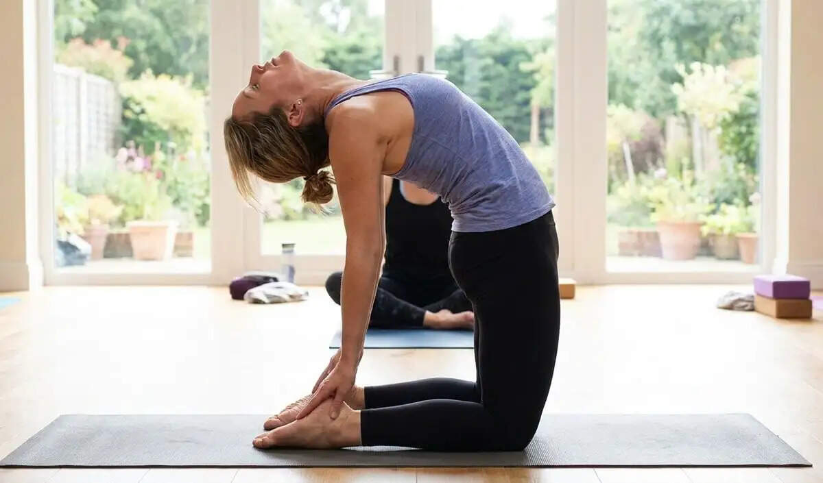 कैमल पोज: प्रजनन क्षमता बढ़ाने के लिए एक प्रभावी योगासन