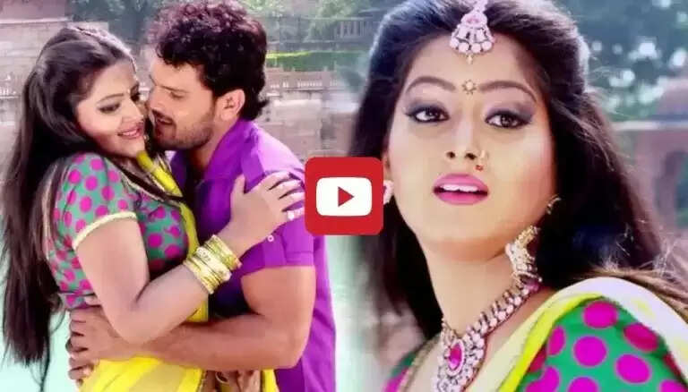 भोजपुरी गाने 'ऐ राजा धीरे खोली ब्लाउज नया बा' में अंजना सिंह और खेसारी लाल का जादू