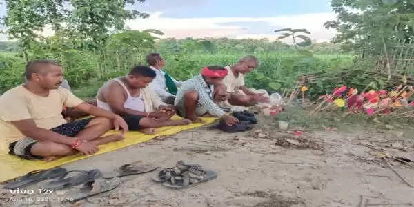 बिहार के बगहा-वाल्मीकिनगर में बरना पर्व पर थारू समुदाय ने लिया हरियाली बचाने का संकल्प