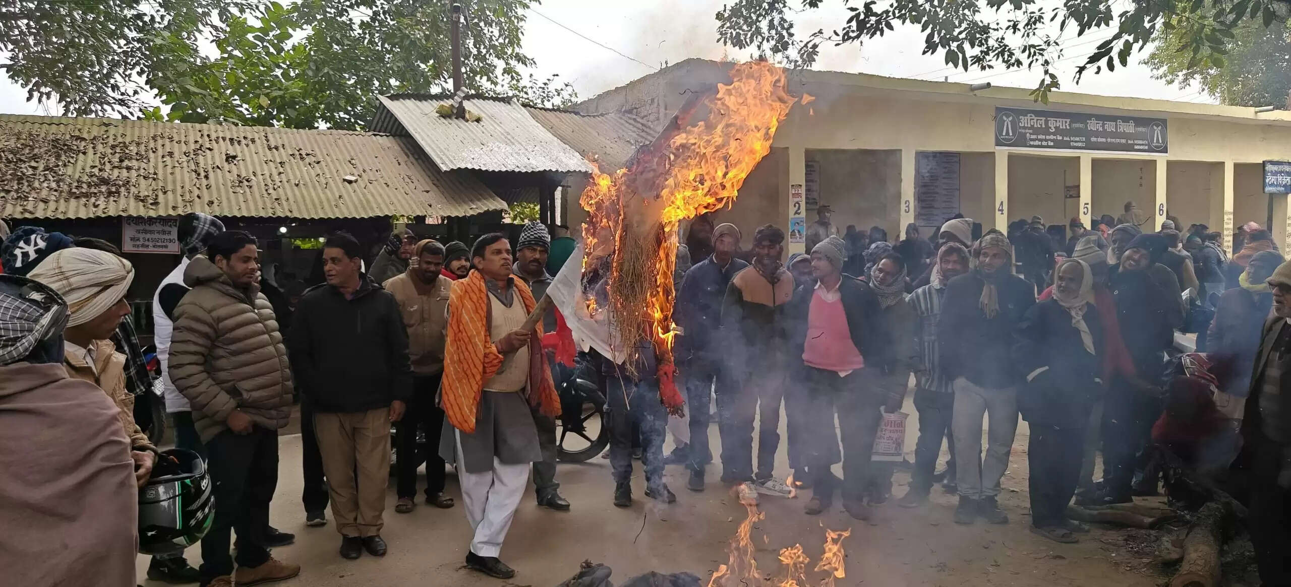 नौतनवा तहसील में उपनिबंधक के खिलाफ आंदोलन तेज, 75वें दिन पुतला दहन