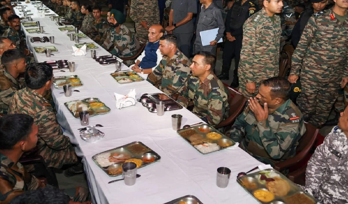 भारतीय वायु सेना का अनोखा जश्न: पाकिस्तान पर व्यंग्यात्मक डिनर मेन्यू