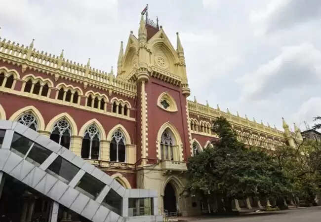 कलकत्ता हाईकोर्ट के बाहर तीन महिलाओं ने आत्मदाह का प्रयास किया