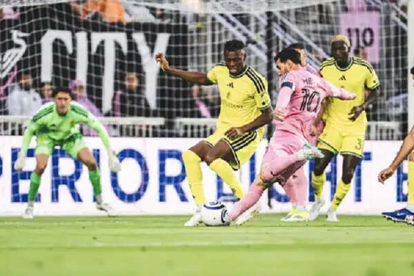 लियोनेल मेसी ने पेशेवर फुटबॉल में 900 गोल का मील का पत्थर पार किया