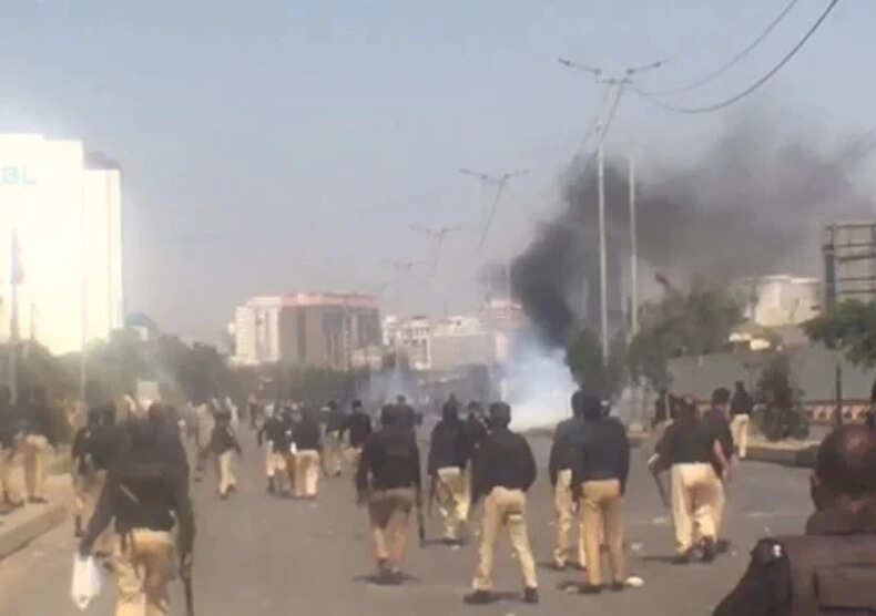 कराची में यूएस कॉन्सुलेट के बाहर प्रदर्शन, 10 की मौत