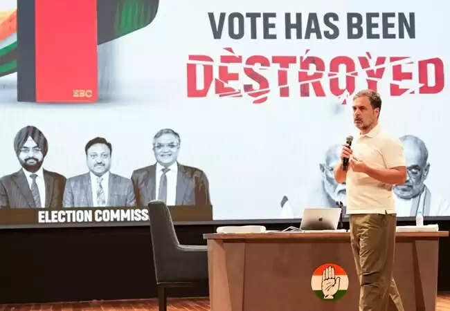 राहुल गांधी ने चुनाव आयोग पर लगाए गंभीर आरोप, आयोग ने मांगी माफी