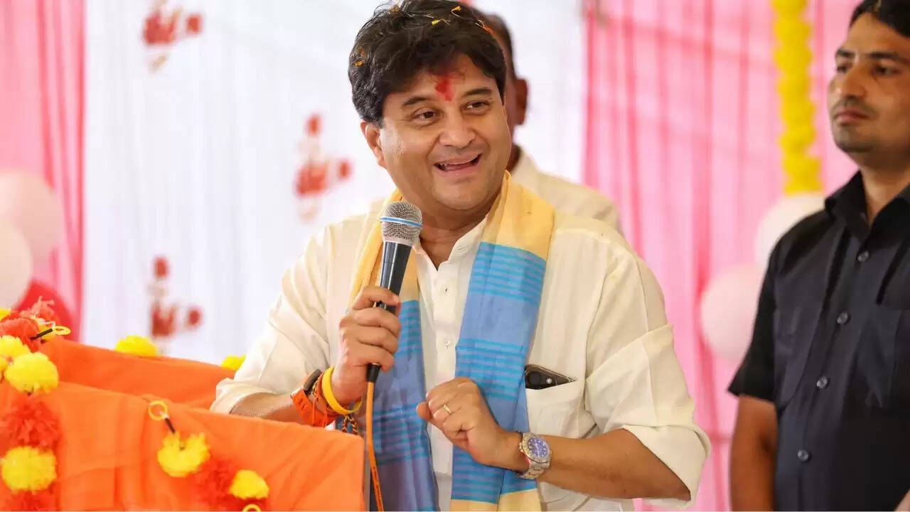 ज्योतिरादित्य सिंधिया का भावुक पल: 'आई लव यू' का जवाब देते हुए वायरल वीडियो